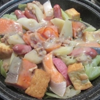 タジン鍋で蒸し焼き！鮭のちゃんちゃん焼き